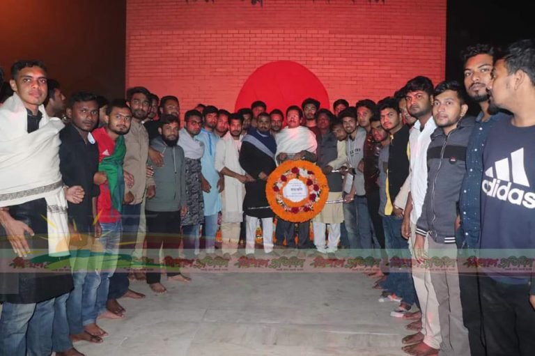 মাতৃভাষা দিবসের প্রথম প্রহরে পুষ্পস্তবক অর্পণ