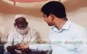 অসুস্থ মুক্তিযোদ্ধার খোজ নিলেন ত্রিশালের ইউএনও