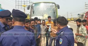 ময়মনসিংহে সড়কে শৃঙ্খলা ফেরাতে ট্র্যাফিক ও ডিবি পুলিশের অভিযান অব্যাহত