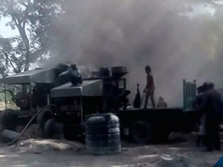 (ত্রিশাল বিদ্যালয় মাঠে পিচ পোড়ানো দূষিত দৃশ্য)