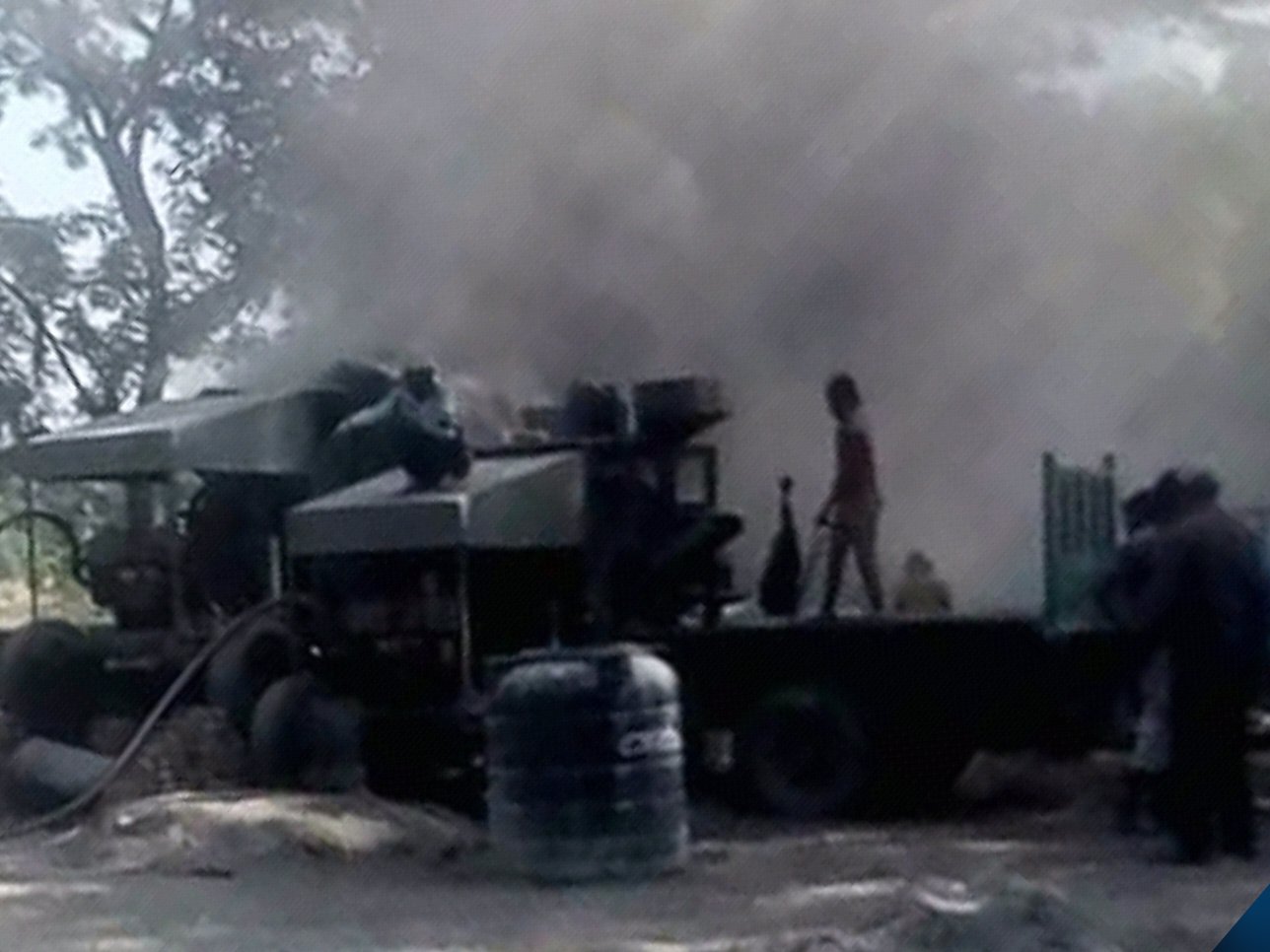 (ত্রিশাল বিদ্যালয় মাঠে পিচ পোড়ানো দূষিত দৃশ্য)