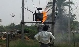 ত্রিশালে ট্রান্সফরমার এর বুশিং থেকে পড়ছে তেল অগ্নিকাণ্ডের আশঙ্কা…