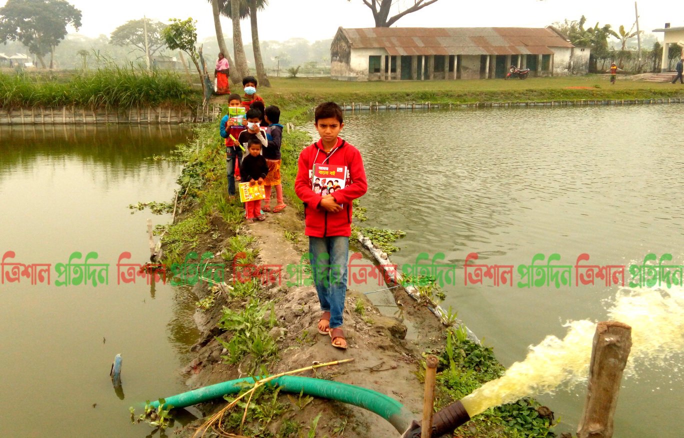বিদ্যালয় থেকে বাড়ি ফেরার পথ কতটা ভয়ংকর ছবিটিতে দেখা যাচ্ছে