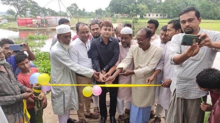 তারাকান্দায় কাঠের সেতু নির্মাণে