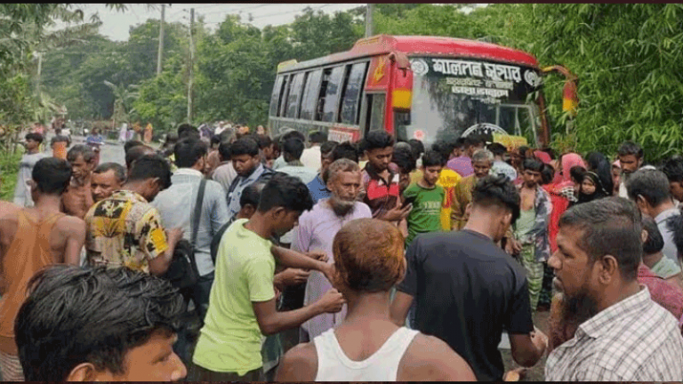 বাস ও মোটরসাইকেল সংঘর্ষ