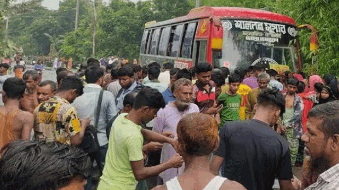 বাস ও মোটরসাইকেল সংঘর্ষ