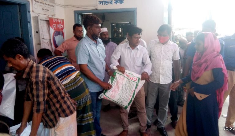 ভিজিএফের চাল বিতরণ