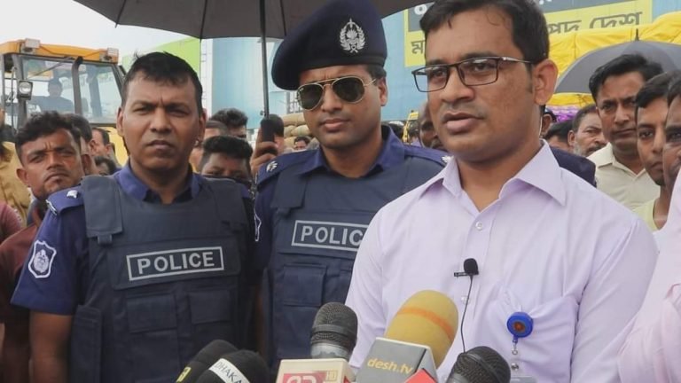 পাটগুদাম ব্রীজ মোড়ে অবৈধ স্থাপনা উচ্ছেদ